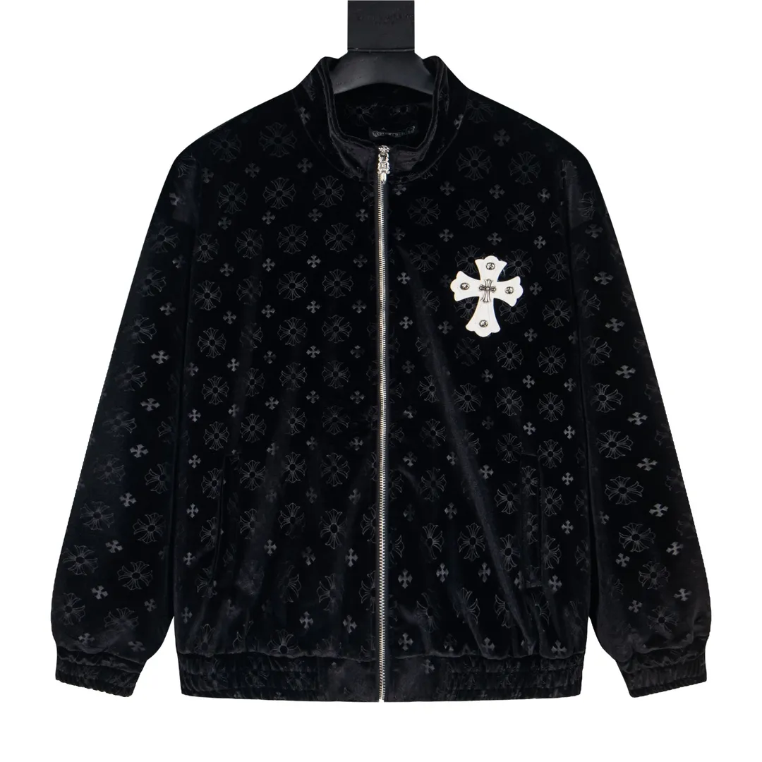 P390 Model No. Y655 Chromehearts/Chrome Hearts Dark Pattern Baseball Jacket Channel Boutique The most popular baseball jacket among fashionable men and fashionable women. There are versions at all levels in the market (you must compare the details). The most powerful quality control has been producing and researching baseball uniforms for 7 years. The details are exquisite. With it, you are the most beautiful boy in the world. The paint-coated full-face four-button buckle (button with LOGO), the average weight of the fabric is nearly 900 grams, and it is made of wool + eyeliner blended, custom-woven and dyed wool with high color fastness. The lining is made of silky and delicate cupro fiber! The texture is thick, the color is more uniform and beautiful, and the sharp edges and corners are full of three-dimensionality, showing laziness, casualness, and youthful vitality! size：M-XXL